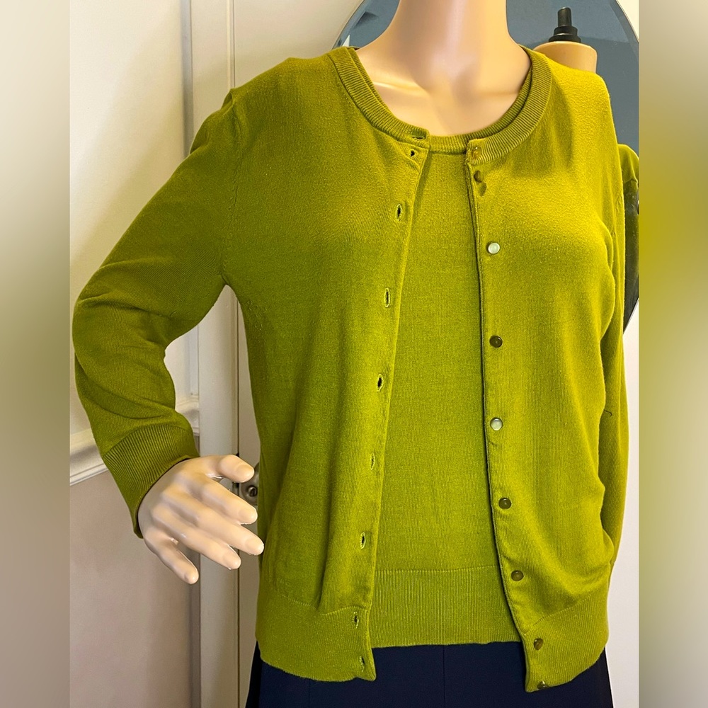 Set top and cardigan olive sweaters size S, worn once no defects